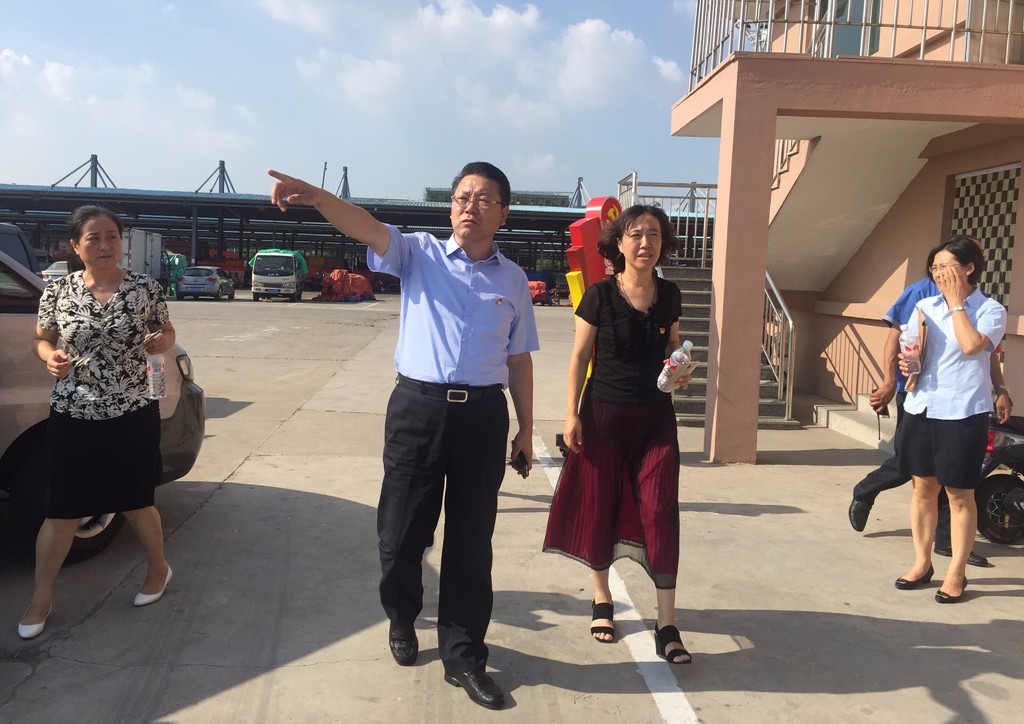 城阳区委常委,宣传部长刘青林莅临城阳批发市场业户驿站视察指导新