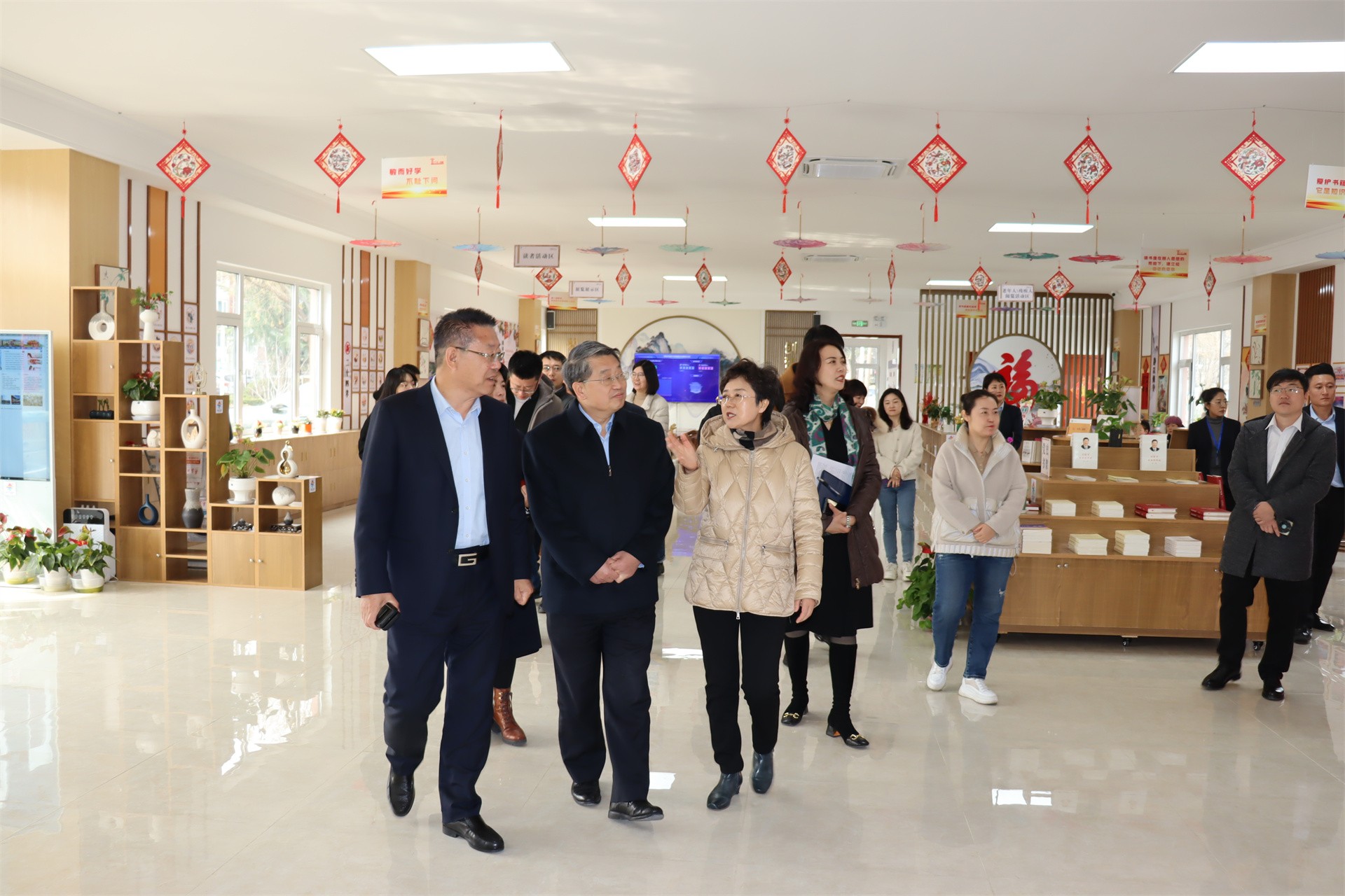 城阳区委常委、宣传部部长吕永翠莅临城阳村社区调研文化社区建设工作