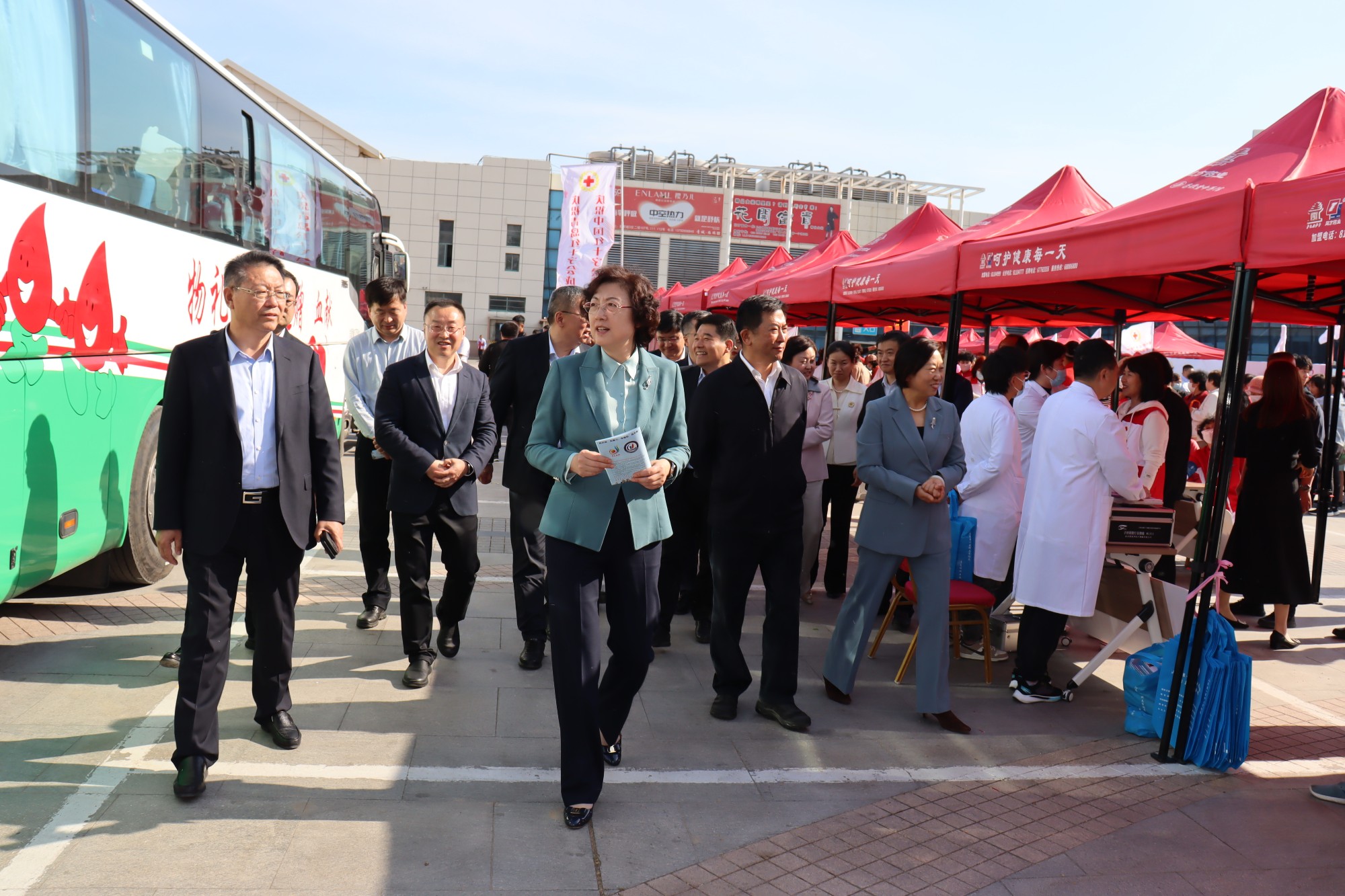 青岛市委副书记、统战部部长张惠莅临城阳村社区视察指导工作