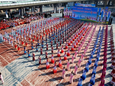 舞动新时代 幸福跳起来 城阳街道城阳村社区成功举办第七届千人居民健身广场舞大赛展演