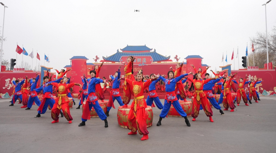 城阳村社区《策马奔腾启新程，城阳福韵贺元宵》节目在城阳区第三十一届民间艺术节开幕式上首发惊艳亮相